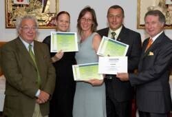 v.l.n.r.: Bruno Coudry, Managing Director Europe central&Orientale&Scandinavie Accor Hospitality; das Siegerteam Ibis Wien Messe: Renate Wolfsbauer, Front Office Manager; Claudia Stachel-Stindl, Direktionsassistentin; Gerhard Tuschetschläger, Küchenchef; sowie Hans-Michael Leise, Generaldirektor Accor Hospitality Austria.