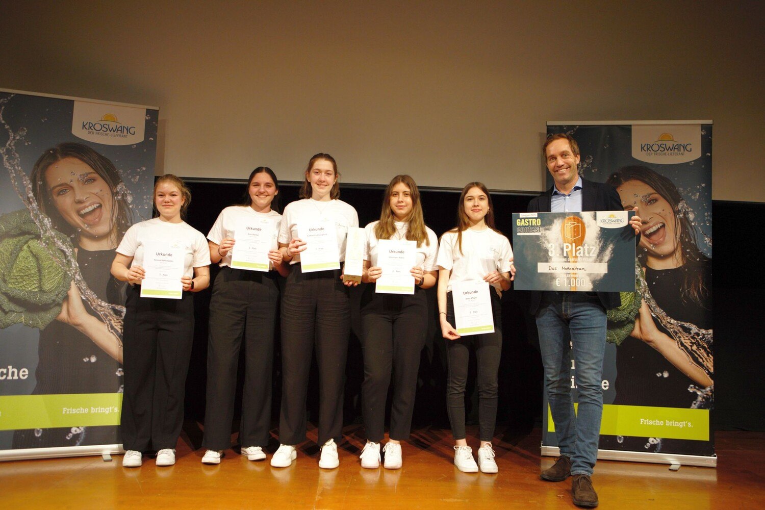 Platz 3: Das Mohndteam (HLF Krems)
Ein Lokal wie ein kulinarischer Spaziergang durch ein Mohnblumenfeld. Der Mohn kommt vom Hauslieferanten aus dem Waldviertel. Das Team hat das Thema