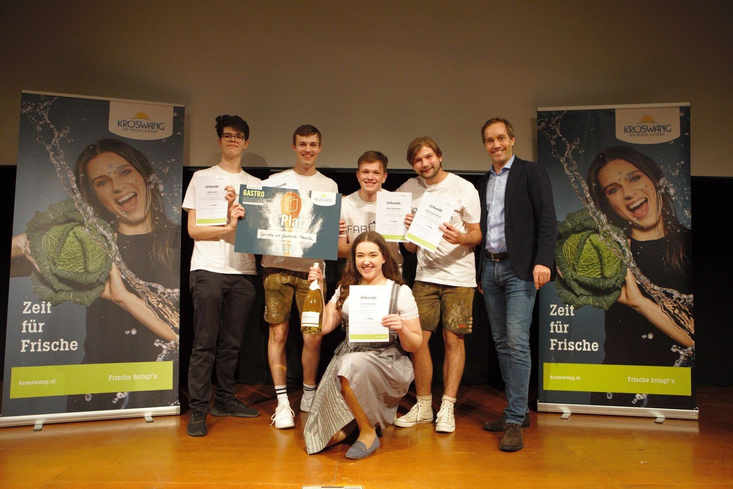 Platz 1: Gerichte mit Geschichte - Fabula (Tourismusschule Bad Leonfelden)
Hier kann man Österreichs Geschichte kulinarisch erleben. Neben dem Restaurant gibt es ein Café mit Omas Mehlspeisen, eine Location für Hochzeiten und Feiern sowie ein kleines Museum. SeniorInnen werden als MitarbeiterInnen gewonnen - so bleiben traditionelle Rezepte erhalten und das Projekt erfüllt auch einen sozialen Zweck. Top-Präsentation, ein würdiges Siegerteam.
© Alexander Grübling