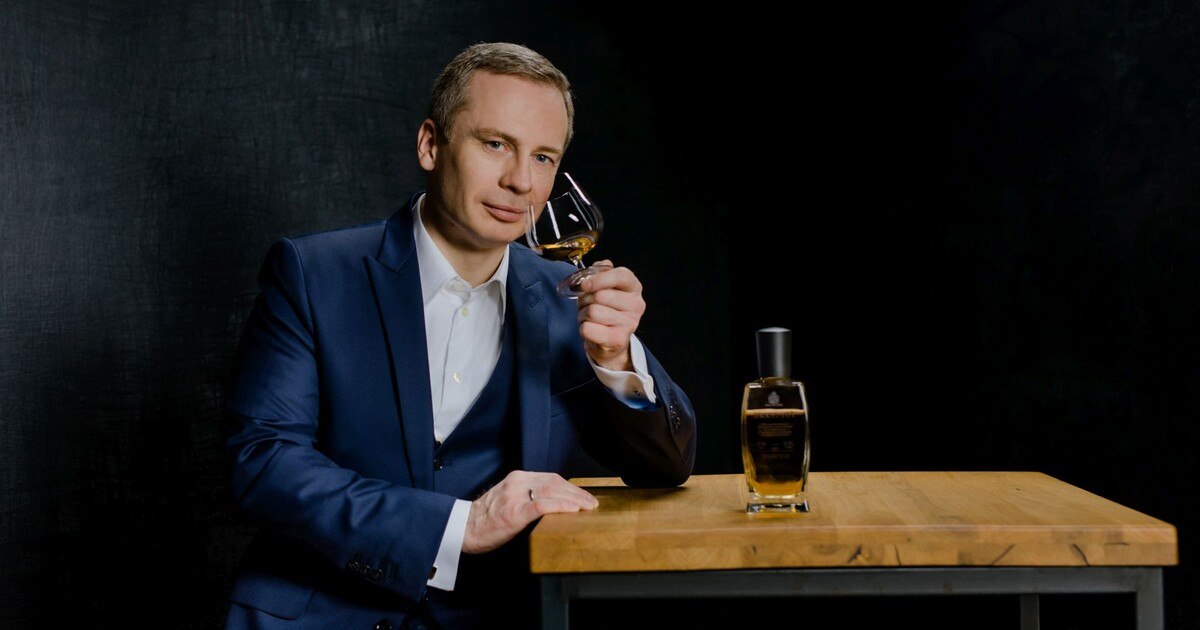 Ein Weinbrand tritt aus dem Schatten