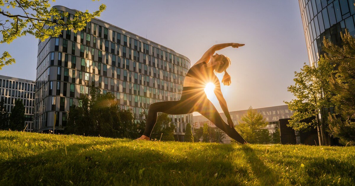 Power-Yoga zu coolen Beats im Hotel
