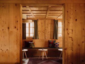 Holz, Licht und Atmosphäre – der Gastraum der Roten Wand schafft den perfekten Rahmen für ein kulinarisches Erlebnis, das in Erinnerung bleibt. (c) Robert Rieger