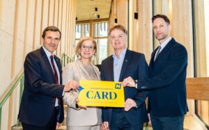 Vier Leute halten eine Niederösterreich Karte.