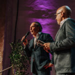 Otto Raimitz und Moderator Max Mayrhofer auf der Bühne.