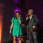 Zwei Personen auf der Bühne.