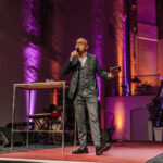 Moderator Max Mayrhofer auf der Bühne.