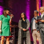 Die Initiator:innen des Abends, Doris Hinterleitner, Dietmar Schöner und Karin Rosenberger-Gruber mit Moderator Max Mayrhofer.