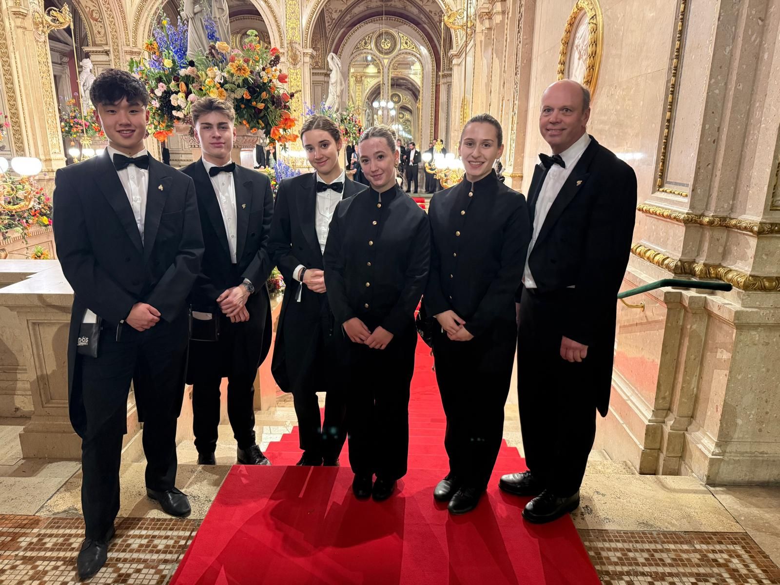 Tourismusschüler im Opernball-Einsatz