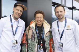 Vereint in der Wertschätzung für die Fachkräfte von morgen sind die Spitzenköche Peter Fankhauser (l.) und Stefanz Lenz (r.) mit Gastgeberin Angelika Falkner © Ötztal Tourismus / Markus Geisler
