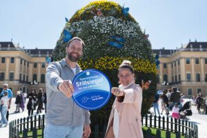 Ostermarkt Schloss Schönbrunn ab sofort Stillsiegel-Träger, v.l.n.r. Georg Ribarov (MAM), Katrin Edtmeier (Imperial Markets GmbH) © MAM Baby/Sabine Sattlegger