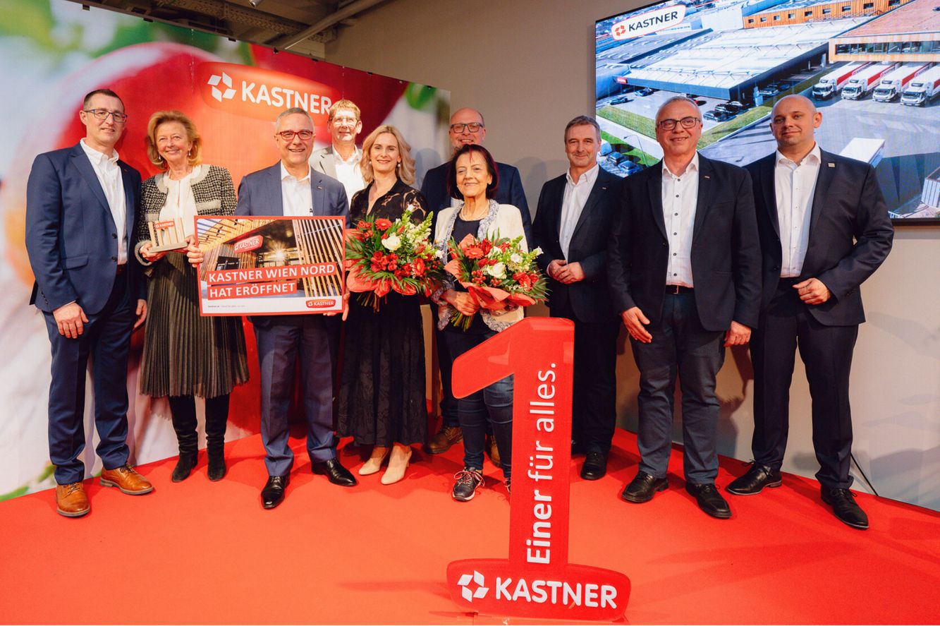 Im Bild v. l. n. r. Prok. Wolfgang Huber (Bereichsleiter Facility Management und IT), Christiane Draxler (Gesellschafterin der WIB BeteiligungsgesmbH der Liegenschaft), KR Christof Kastner (Geschäftsführender Gesellschafter der KASTNER Gruppe), Andreas Blauensteiner (Geschäftsführer der KASTNER Gruppe), Antonia Kastner, Bernhard Mewald (Standortleiter KASTNER Wien Nord), Margarete Gumprecht (Obfrau der Sparte Handel - Wirtschaftskammer Wien), Herwig Gruber (Geschäftsführer KASTNER Gruppe), Alfred Hackl (Vertriebsleiter KASTNER Abholmarkt und Gastrodienst) und Baumeister Georg Werner (GF BM-WERNER ). © Daniel Willinger