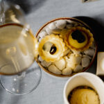 Manoikpüree-Tartlet und Feta Mousse. © ALBA Communications / Christopher Hanschitz