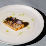 Gebeizter Fisch mit Forellenkaviar auf Palmherzencreme mit Chiliöl © ALBA Communications / Christopher Hanschitz