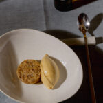 Rhabarber Eiscreme mit Bananenschalen-Kompott, Passionsfruchtkaramell und Keks © ALBA Communications / Christopher Hanschitz