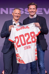 Die Partnerschaft zwischen Stiegl und dem FC Red Bull Salzburg geht in die Verlängerung (v. l.): Stephan Reiter (Geschäftsführer FC Red Bull Salzburg) und Thomas Gstaltmaier (Generalrepräsentant Stiegl). © wildbild