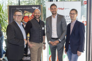 Gremialobmann Stefan Mair (l.) und Agrarmarketing Tirol-Geschäftsführer Matthias Pöschl (2.v.r.) mit Referent Hannes Royer (Land Schafft Leben, 2.v.l.) sowie Studienautor Stefan Jenewein (Gesellschaft für Angewandte Wirtschaftsforschung, r.). © WK Tirol/Die Fotografen
