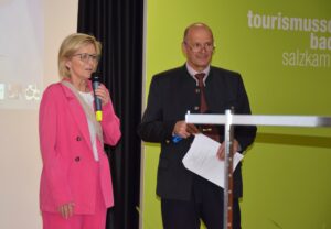 Ischls Bürgermeisterin Ines Schiller bei ihren Grußworten mit Moderator Andreas Murray © TS – Reimair