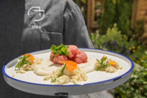 Eine Speise ist auf einem weißen Teller mit blauem Rand serviert.