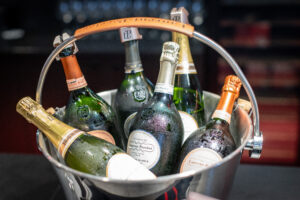 Ein Kübel gefüllt mit Champagnerflaschen.