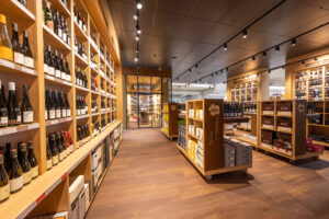 Geschäftslokal von Wedl. Ein Raum mit sehr viel Holzregalen, darin Wein.