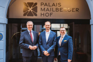 Dr. Christian Moser (Geschäftsführer), Alexander Schiehser (Geschäftsführer), Hannes Rudrof (Hotelmanager) ©Florence Stoiber