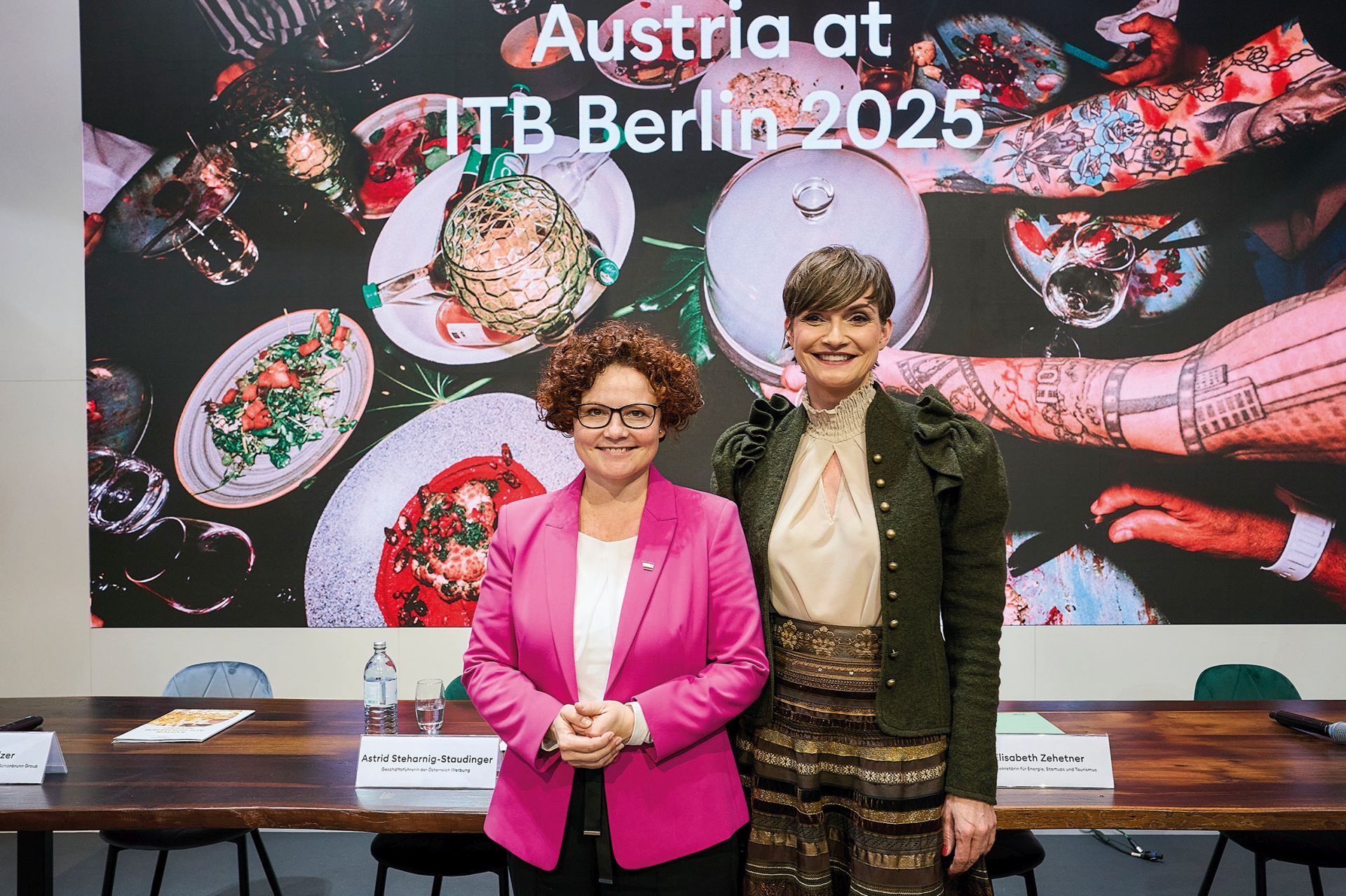 Elisabeth Zehetner, neue Staatssekretärin für Tourismus, und Astrid Steharnig-Staudinger, Geschäftsführerin der ÖW auf der ITB. (c) ÖW / Sascha Radke