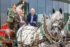 Die Stiegl-Eigentümerfamilie, Heinrich Dieter & Alessandra Kiener, holt Herbert Bauer (rechts im Bild), den bisherigen General Manager von Coca-Cola HBC Österreich, nach Salzburg © wildbild