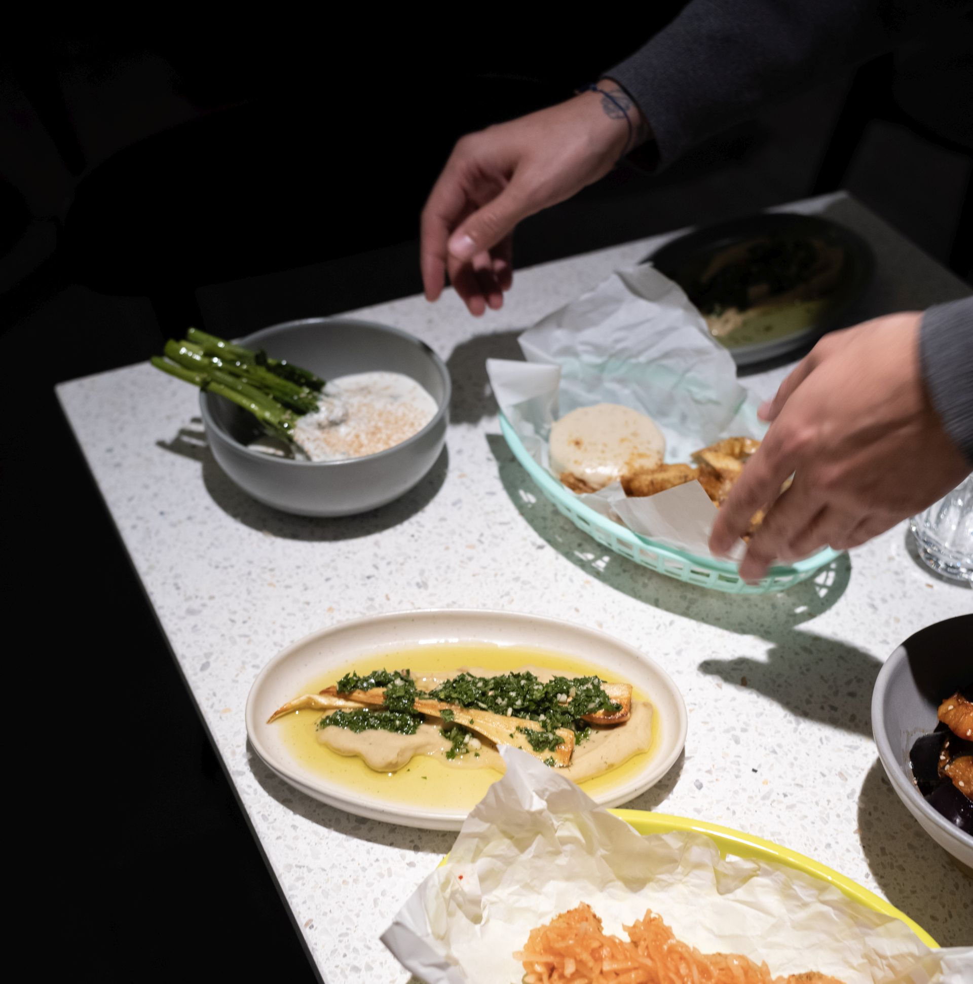 Die Gerichte sind kunstvoll angerichtet, die Zutaten sorgfältig ausgewählt - aber statt steifer Etikette herrscht eine entspannte Offenheit. Hier verliert Fine Dining seine Allüren. (C) Eat Butter First