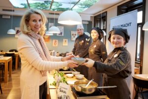 Geschäftsführerin Alexandra Gruber (li.) mit Schüler*innen der GAFA © Die Tafel Österreich/Thomas Topf