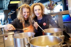 NENI-Geschäftsführerin Haya Molcho (li.) und Schauspielerin Konstanze Breitebner (re.) © Die Tafel Österreich/Thomas Topf