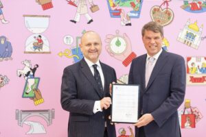 Wien ist ab sofort Mitglied des "UN Tourism International Network of Sustainable Tourism Observations" (INSTO): Norbert Kettner (CEO WienTourismus, l.) und Dirk Glaeßer (Director, Sustainable Development of Tourism, UN Tourism) © sLKphoto-Kreuzberger-Sebastian