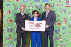 Überreichung des offiziellen INSTO-Zertifikats von UN Tourism am Tag vor der STrategie-Präsentation: Norbert Kettner (CEO Wien Tourismus), Elisabeth Zehetner (Staatssekräterin für Tourismus) und Dirk Glaeßer (Direcctor, Sustainable Deveopment of Tourism, UN Tourism) Wien ist ab sofort Mitglied des "UN Tourism International Network of Sustainable Tourism Observations" (INSTO): Norbert Kettner (CEO WienTourismus, l.) und Dirk Glaeßer (Director, Sustainable Development of Tourism, UN Tourism) © sLKphoto-Kreuzberger-Sebastian