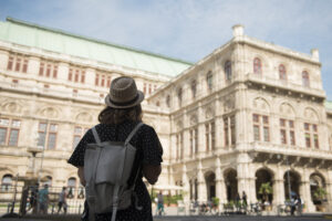 Touristin vor Sehenswürdigkeit © DragonFly iStock Getty Images Plus