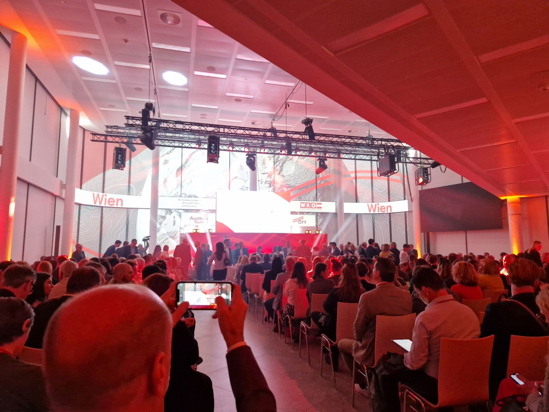 Volles Haus, klare Botschaft: Beim Österreichischen Tourismustag 2025 wird nicht gekleckert, sondern geklotzt – Österreich will ganz vorne mitspielen. (C) A. Grübling