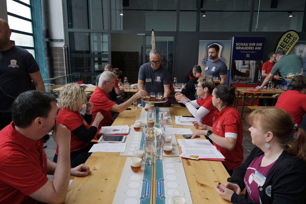 Die Juroren sehen nicht streng aus – sie sind es. Kein Lächeln, kein Smalltalk, keine Gnade. Nur das Bier spricht. (C) Matthias Scheuringer