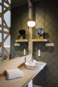 Das Interieur bildet Spannung zwischen Geschichte und Gegenwart.