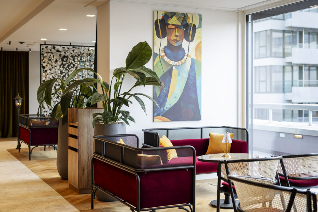 Die Lobby des Arcotel AQ bietet einen Ausblick über Wiens Straßen.