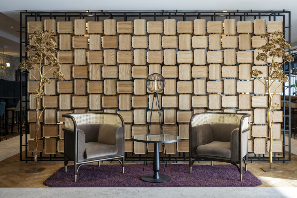 Künstlerische Möbel machen den Aufenthalt zum Erlebnis.