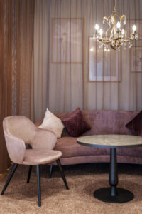 Séparées mit bunten Samtsofas dienen als Kommunikations- und Genussoasen.