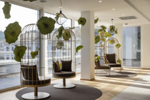 Vogelkäfig-Sessel im Stil des Fin de siècle machen Entspannungsmomente zum Erlebnis.