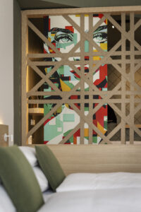 Das Wiener Geflecht zieht sich als Design-Leitmotiv durch das gesamte Haus.