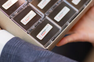 Pin für Austrian Wine Experts der AUA© Austrian Airlines / Amer