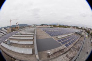 Photovoltaikmodule an einem Dach.