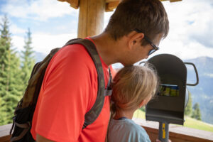 Der neue Wildtierweg in Fiss macht Wildtiere, die meist nicht in unmittelbarer Nähe der Wanderwege zu sehen sind, spielerisch erlebbar.