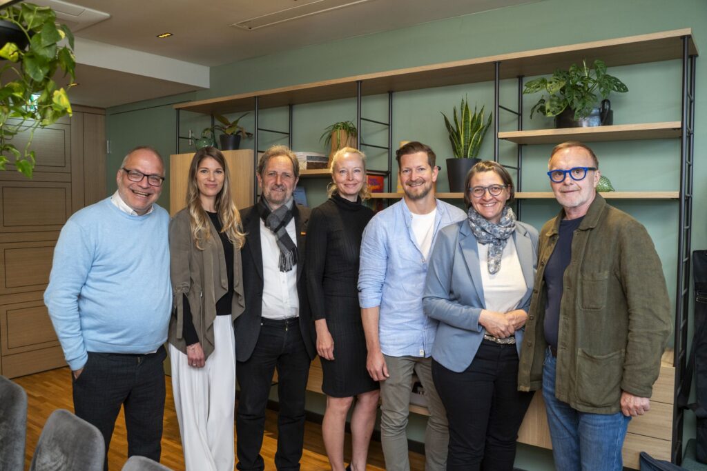 Fürsprecher der Lebensmittelkennzeichnung unter sich: v. l.: Simon Ziegler (Die BiowirtInnen), Alexandra Seyer (Gaumen Hoch), Andreas Höritzauer (Demeter Österreich), Michaela Russmann-Matzner (Die BiowirtInnen), Andreas Achleitner (Enkeltaugliches Österreich), Barbara Riegler (Bio Austria), Reinhold Gmeinbauer (Gaumen Hoch). (C) Alba Communications