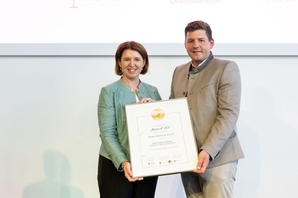 Lukas Schiefermair siegt in drei Kategorien – Landesrätin Michaela Langer-Weninger gratuliert dem Winzer aus Kematen an der Krems. (C) Land OÖ/Margot Haag