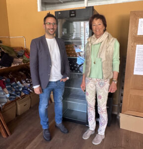 Günther Maurer und Veronika Kerres vor dem neuen Kühlschrank.