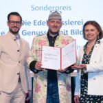 Sonderpreis: Die Edelgreisslerei – Bühne des Genusses mit Bildungsauftrag. Zu sehen: Landesrat Sebastian Schuschnig, Herwig Ertl, Staatssekretärin Susanne Kraus-Winkler © studiohorst.at