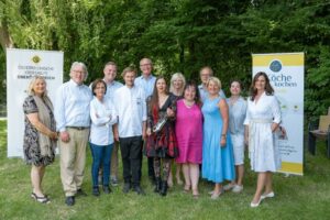 Mitglieder des Gemeinderats Grieskirchen, Viezebürgermeister Mag. Günter Haslberger, Bürgermeisterin Maria Pachner, Elisabeth, Heinz und Clemens Grabmer, Geigerin Mia Nova, Initiatorin Renate Zierler, Krebshilfe OÖ GF Maria Sauer bei der Präsentation der Aktion. 