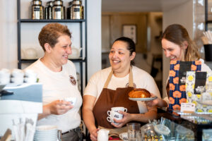 Leiterin Elisabeth Zehetgruber (rechts) mit Mamas im Kaffeehaus © Erzdiözese Wien/Stephan Schönlaub